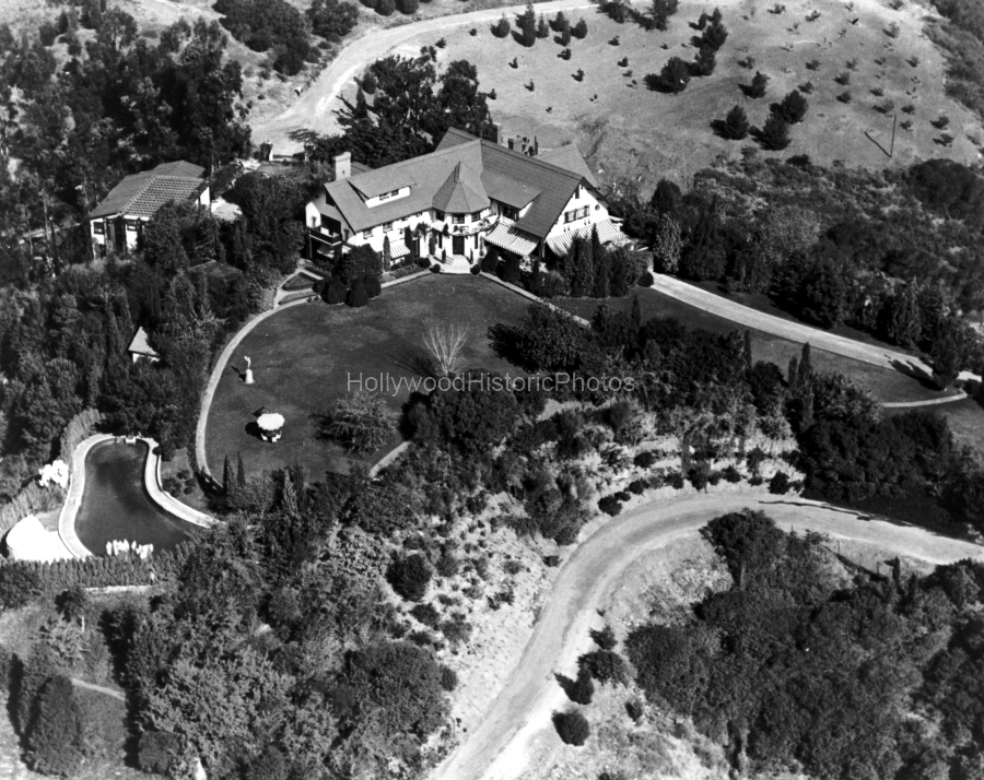 Pickfair Estate 1924 Aerial view 1143 Summit Drive wm.jpg